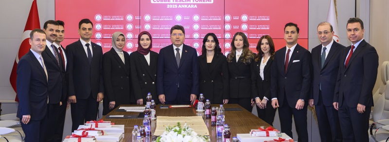 BAKAN TUNÇ, HAKİM VE SAVCI ADAYLARINA CÜBBELERİNİ TESLİM ETTİ