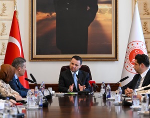 HAKMED'İN TEMSİLCİLERİ VE KIYMETLİ AİLELERİMİZLE BAKANLIĞIMIZDA BİR ARAYA GELDİK.