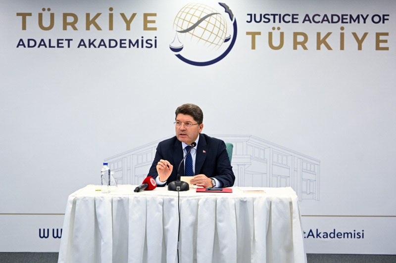 ADALET BAKANI YILMAZ TUNÇ HAKİM VE SAVCI YARDIMCILARIYLA BULUŞTU