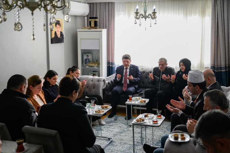 ADALET BAKANI TUNÇ, GÜNGÖREN'DE ÖLDÜRÜLEN ATLAS ÇAĞLAYAN'IN AİLESİNİ ZİYARET ETTİ