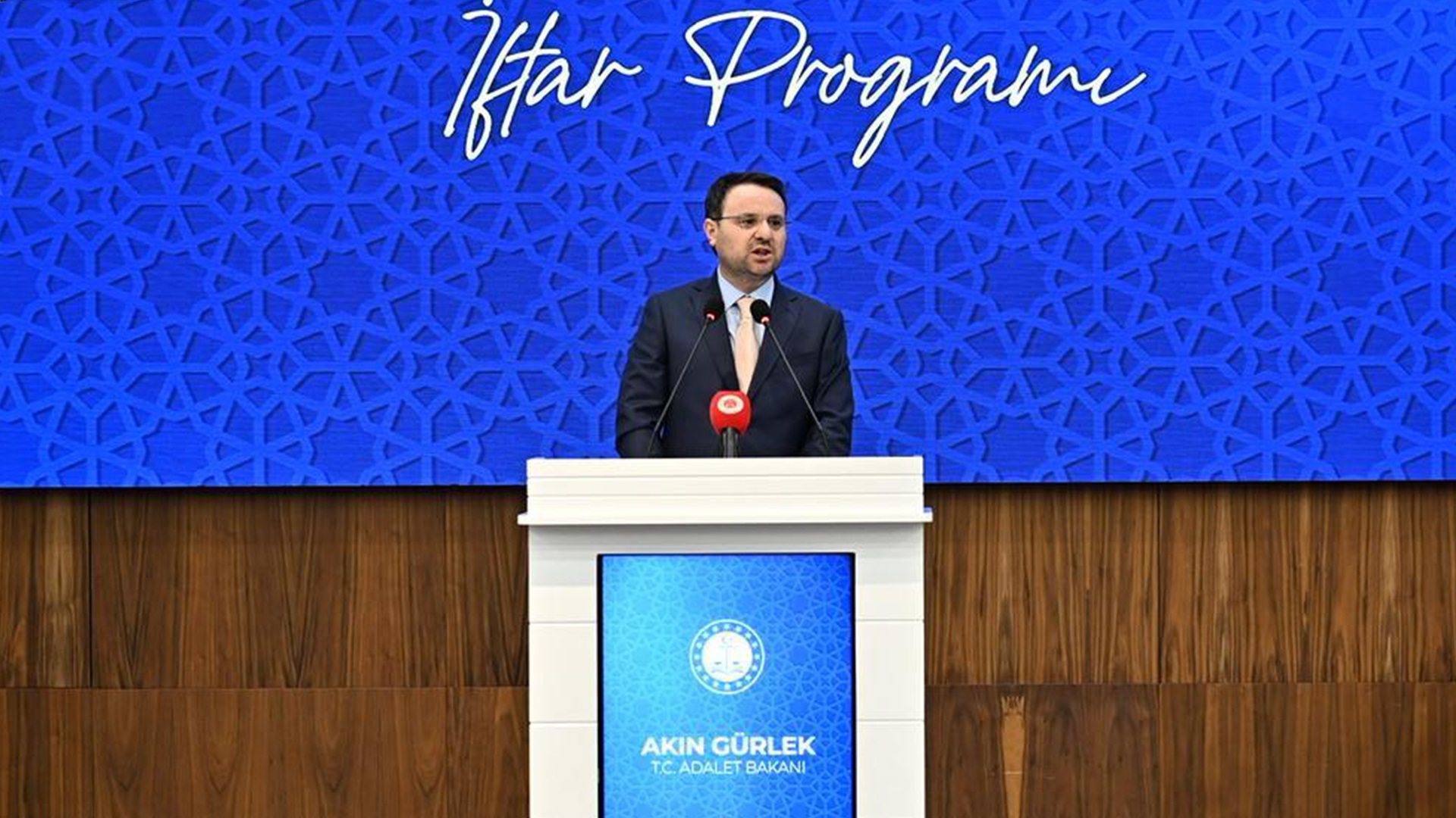 BAKAN AKIN GÜRLEK, ADALET BAKANLIĞI MERKEZ TEŞKİLATINDA GÖREVLİ YARGI MENSUPLARIYLA İFTARDA BULUŞTU Duyuru Görseli