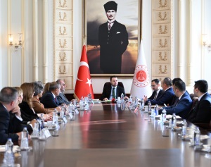 HUKUKİ GÜVENLİĞİN ÖNEMLİ UNSURLARINDAN BİRİ OLAN NOTERLİK TEŞKİLATIMIZIN TEMSİLCİSİ TÜRKİYE NOTERLER BİRLİĞİ BAŞKANIMIZ SAYIN SERDAR ARAT VE YÖNETİM KURULU ÜYELERİYLE BAKANLIĞIMIZDA BİR ARAYA GELDİK.