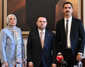 ADALET BAKANIMIZ SAYIN AKIN GÜRLEK MUHSİN YAZICIOĞLU'NUN AİLESİYLE GÖRÜŞTÜ