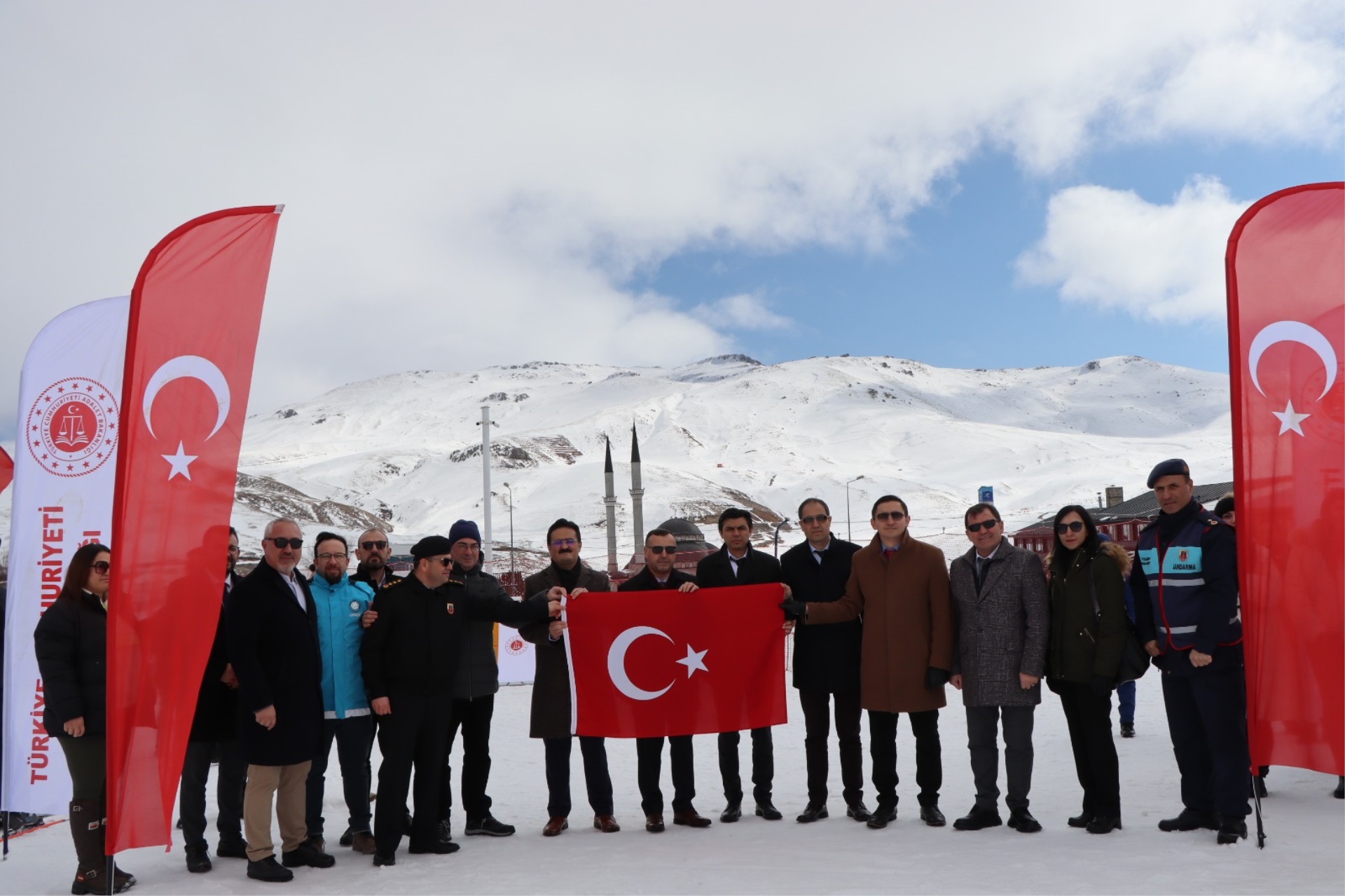 Abdullah Gül Üniversitesi ve Gençlik ve Spor İl Müdürlüğünün ortak düzenlemiş olduğu proje kapsamında Kayseri Kadın Kapalı Ceza infaz kurumunda annelerinin yanında kalan çocukları Erciyes’te kayak eğitimi