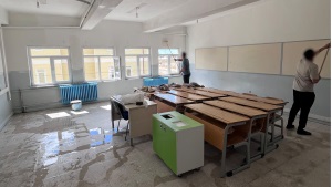 Akdağmadeni'nde Hükümlüler Gönüllü Çalışma Modeli ile 75. Yıl Cumhuriyet İlköğretim Okulunu Boyadı
