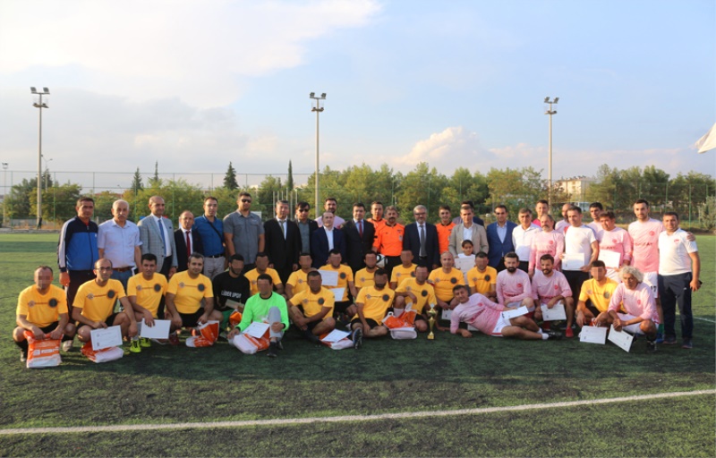 HÜKÜMLÜLER İLE EMEKTAR FUTBOLCULAR ARASINDA DOSTLUK MAÇI