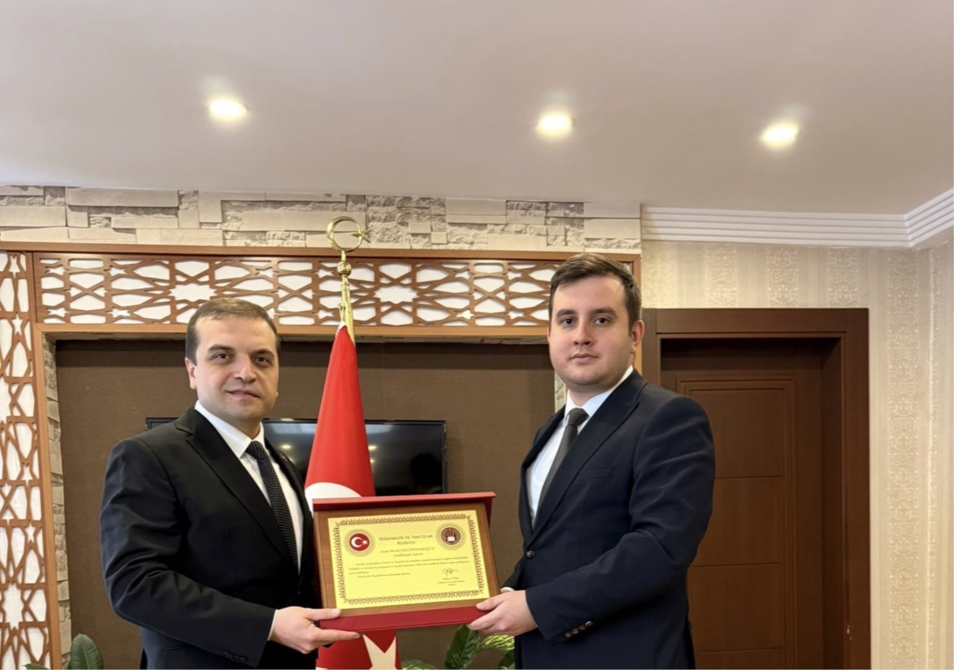 Cumhuriyet Başsavcımıza Birinci Sınıfa Ayrılması Nedeniyle Plaket Takdim Edildi