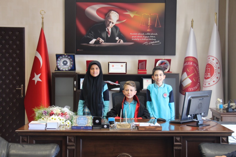 Cumhuriyet Başsavcımız 23 Nisan Ulusal Egemenlik ve Çocuk Bayramı nedeniyle makamını 5. sınıf öğrencisi Ali Eymen YEŞİLYURT'a devretti