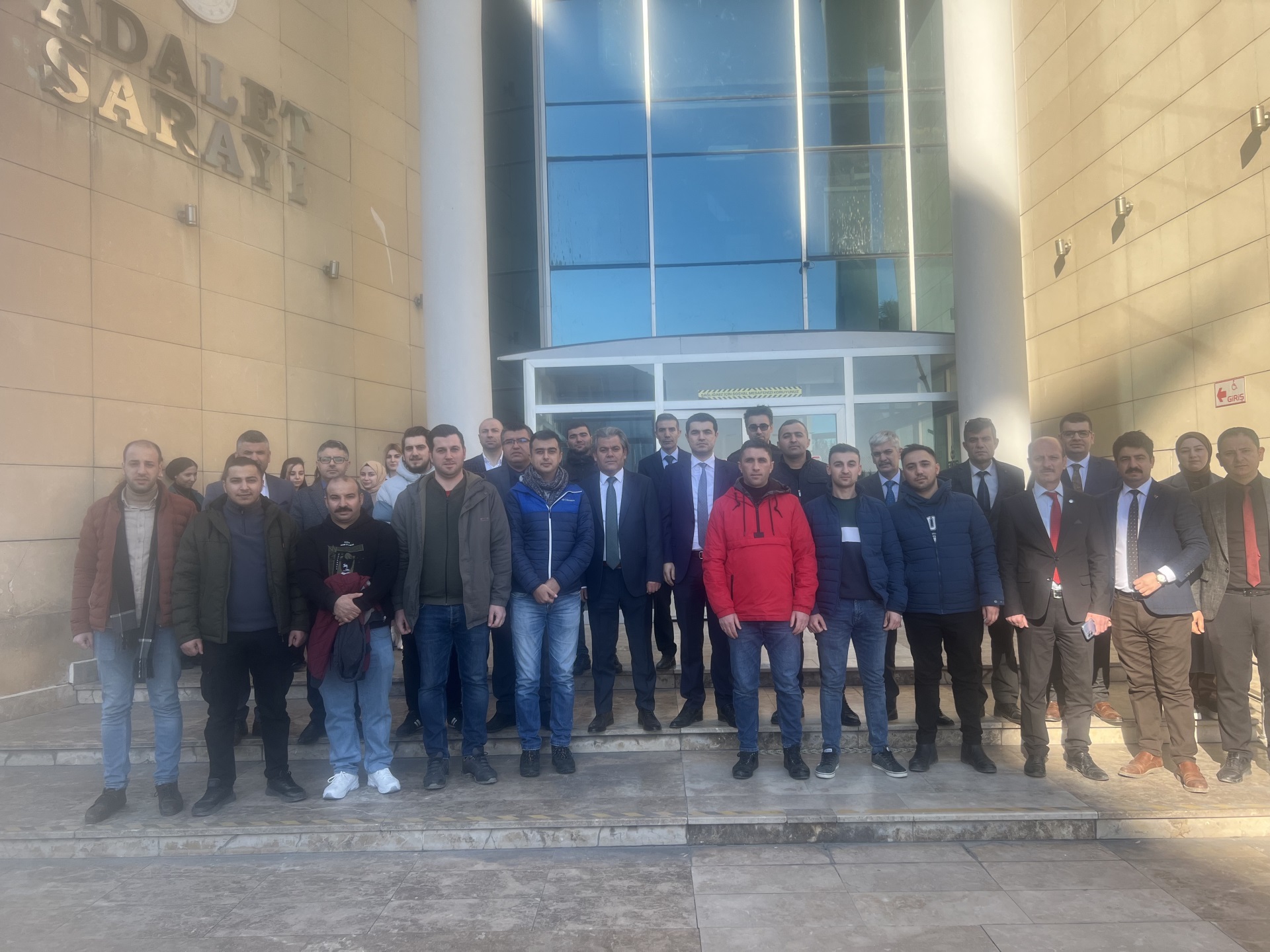 Cizre ve Silopi Adliyelerinden oluşturulan 10 kişilik personel ekibi adli konularda hizmet görmek üzere depremde zarar gören Elbistan'a uğurlandı.