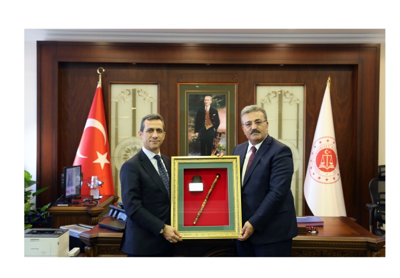 Çalışma ve Sosyal Güvenlik Bakan Yardımcısı Faruk Özçelik Cumhuriyet Başsavcımız Ahmet AKÇA’yı makamında ziyaret etti.