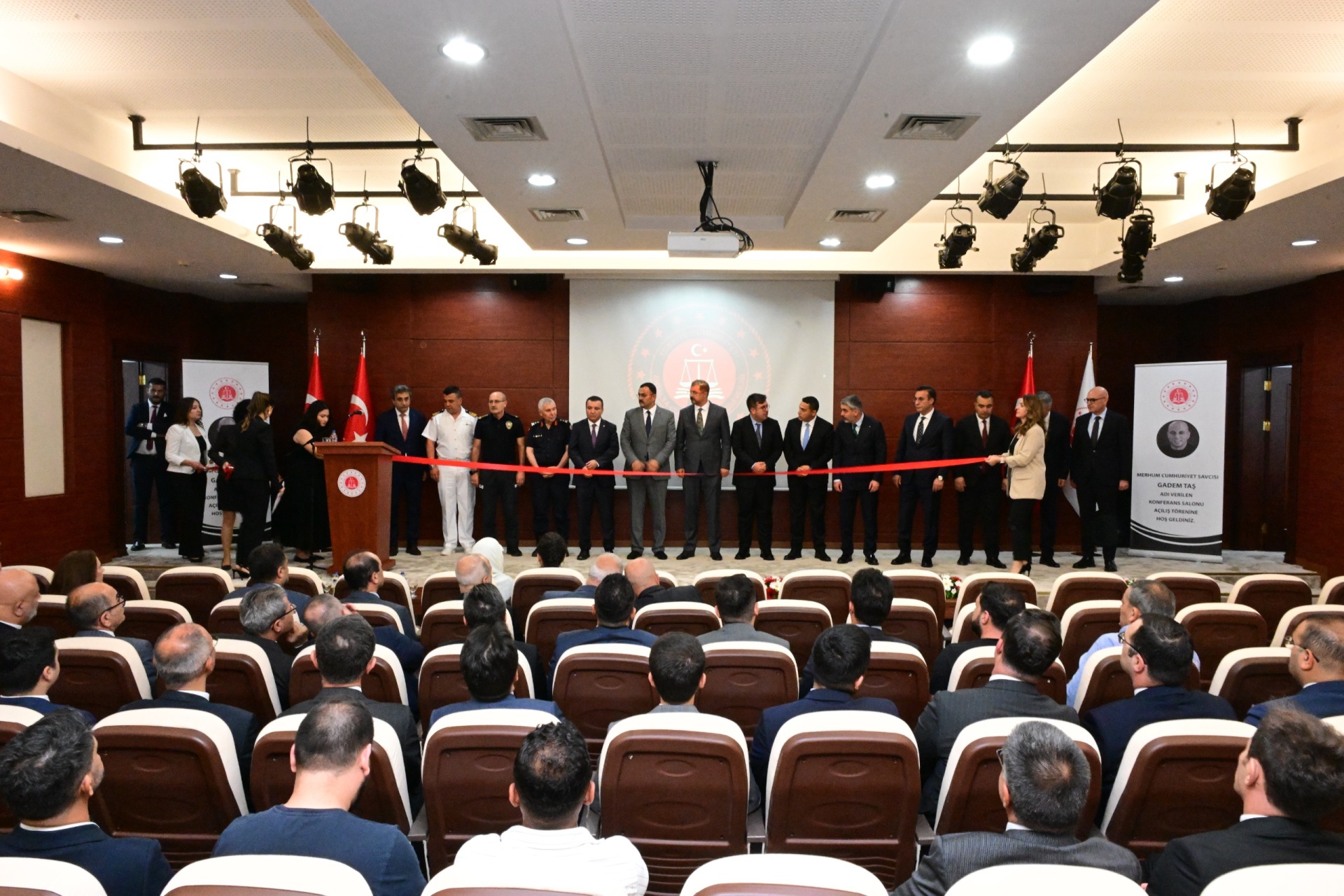 MERHUM CUMHURİYET SAVCISI GADEM TAŞ'IN ADI KONFERANS SALONUNDA YAŞATILACAK