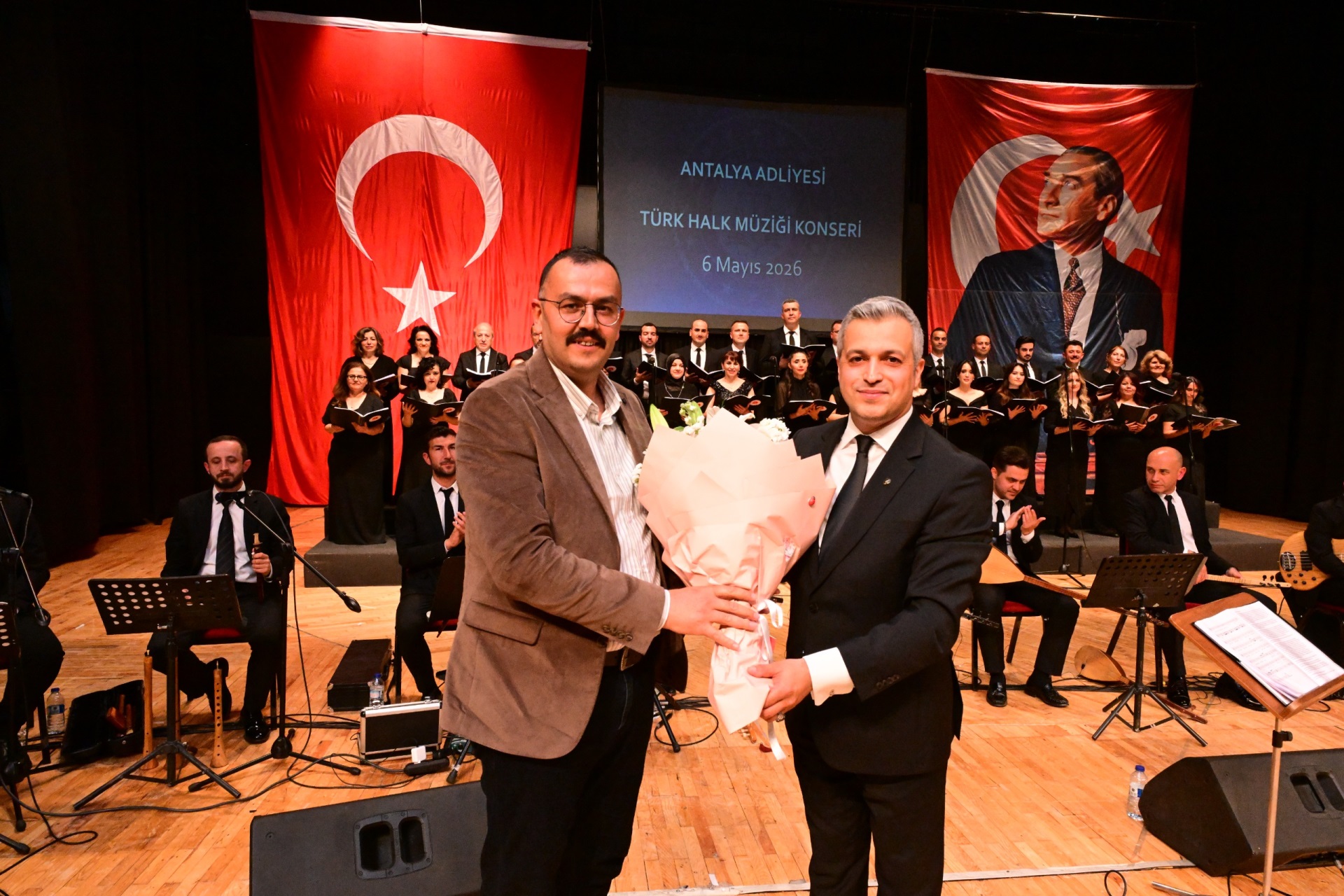 Antalya Adliyesi Türk Halk Müziği Korosu Dinleyicileri Mest Etti