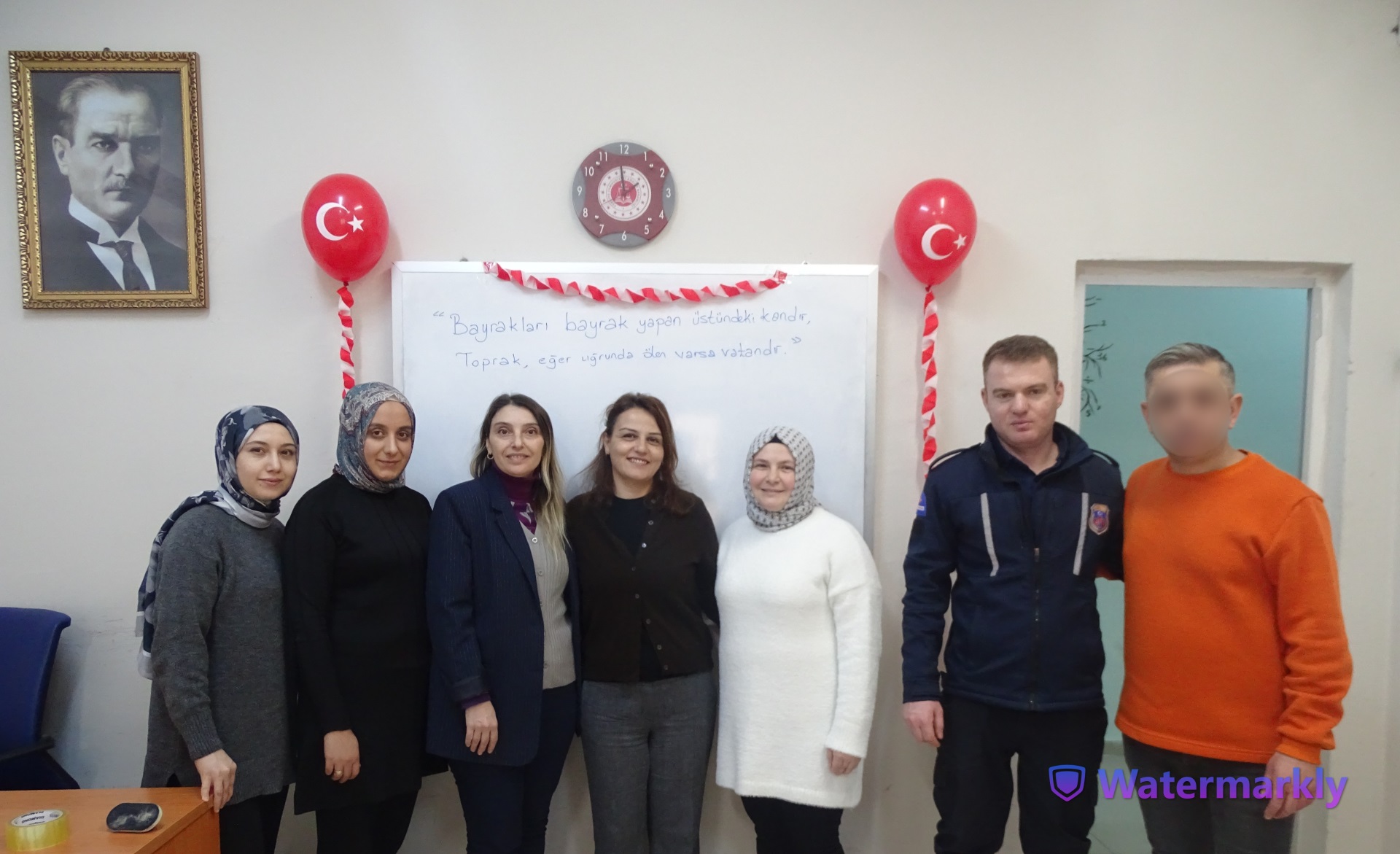 İSTİKLAL BAYRAKLA İSTİKBAL MAARİFLE BİRLİĞİMİZ BAYRAKTA YARINIMIZ EĞİTİMDE SLOGANIYLA OKUMA-YAZMA SINIFIMIZI BAYRAKLARLA DONATTIK.