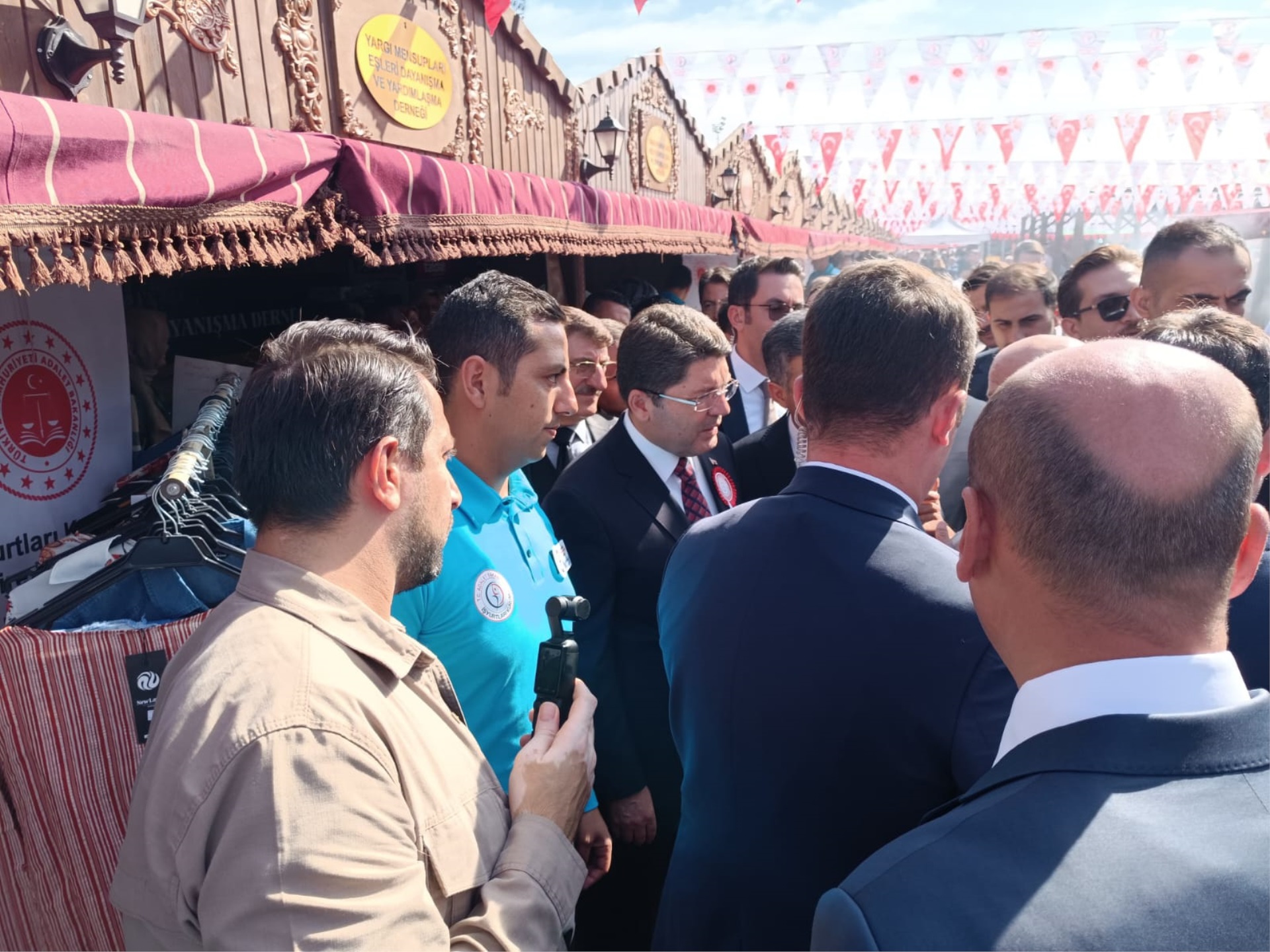 Adalet Bakanımız sayın Yılmaz TUNÇ Ankara'da Düzenlenen İş yurtları Fuarı'nın Açılışına Katılmış ve Iğdır Açık Ceza İnfaz Kurumu Stantını Ziyaret Etmiştir.