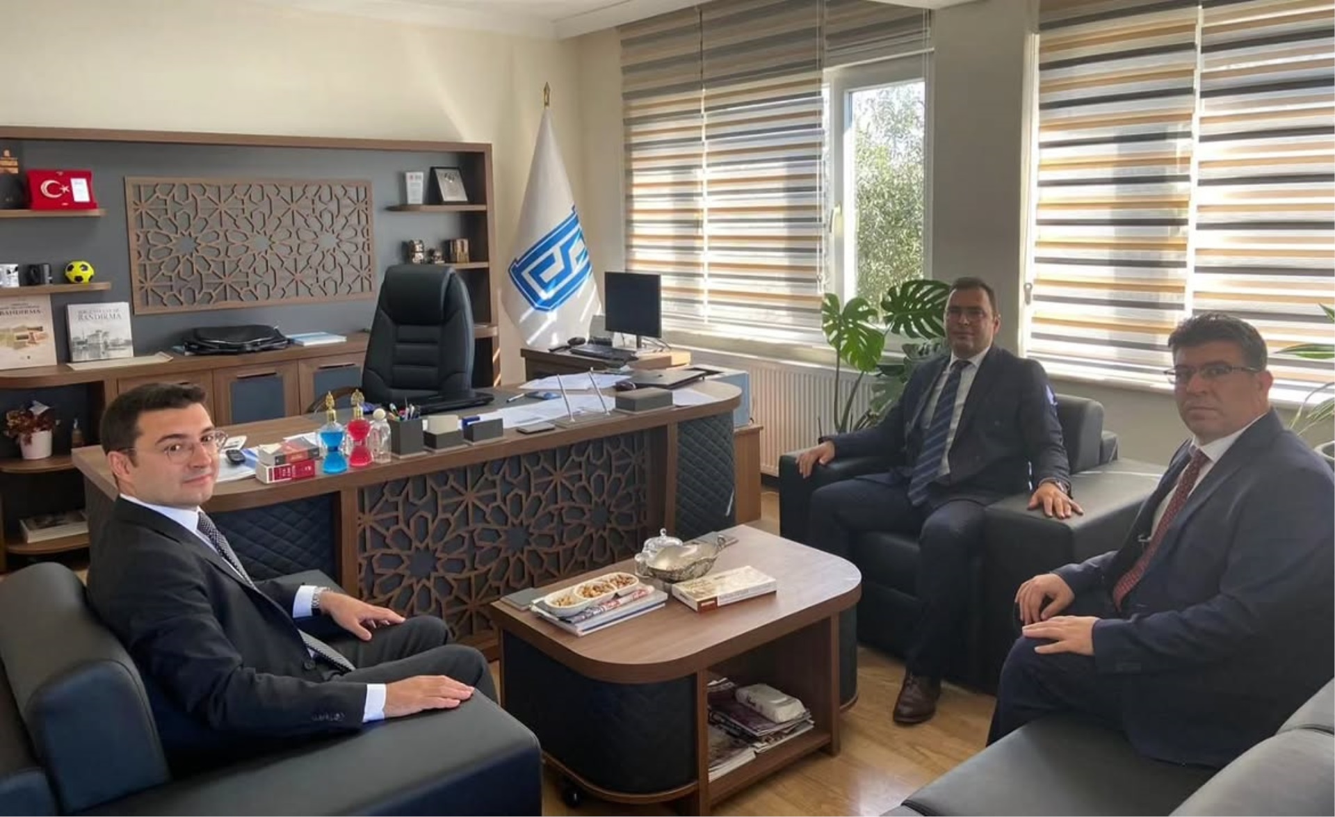 Bandırma Cumhuriyet Başsavcısı Sayın İsmail Olgun Kurt, Bandırma Denetimli Serbestlik Müdürlüğündeki denetim çalışmalarını sürdüren Adalet Bakanlığı Kontrolörü Sayın Harun Biçer’i ziyaret etti.