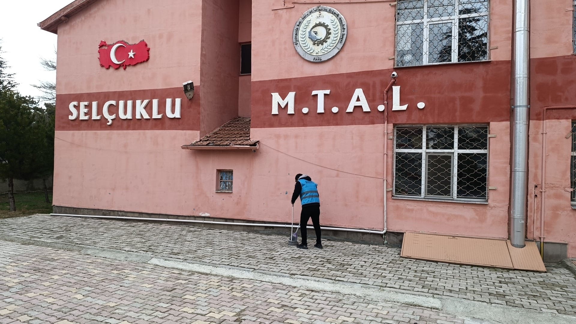 Ara Tatilde Okullarda Temizlik Çalışmaları Devam Ediyor