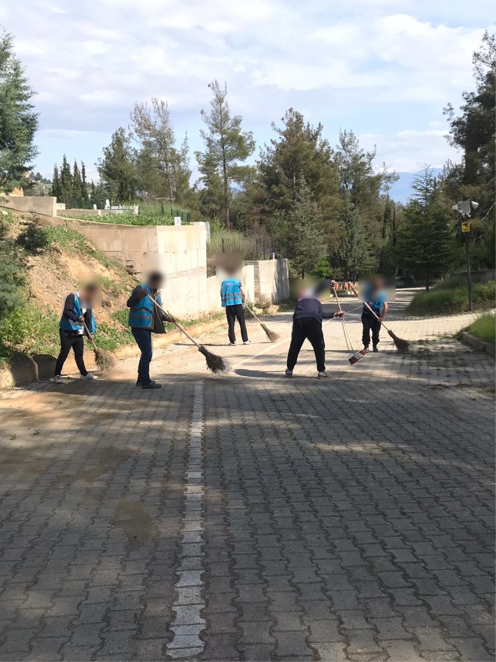 Boyabat Şehir Mezarlığı Bayram Öncesi Ziyarete Hazır Hale Getirildi