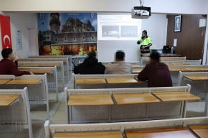 ÇOCUK HİZMETLERİ BÜROSU BÜNYESİNDE DOSYASI BULUNAN ÇOCUKLARA YÖNELİK GERÇEKLEŞTİRİLEN TRAFİK KURALLARI FARKINDALIK SEMİNERİ