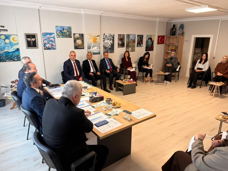 Denetimli Serbestlikten sorumlu Cumhuriyet Savcısı Hasan Can ÖZDİŞ , Yeşilay Tekirdağ Şube Başkanı Halk Sağlığı Müdür Yardımcısı Zafer SOYKIRLI, Denetimli Serbestlik ve Kampüs Ceza İnfaz Kurum Müdürleri ile uzman personellerin katılımıyla gerçekleştirilen toplantıda Yeşilay Tekirdağ Şube Başkanı Zafer SOYKIRLI YEDAM’ın çalışma alanları, personel yapısı ve hedefleri hakkında bilgilendirme yaptı. Denetimli Serbestlik Müdürü Ahmet GÜNEYLİ’nin denetimli serbestlik kapsamında yürütülen çalışma ve faaliyetlere ilişkin bilgi sunumunun akabinde kurum müdürlerince protokol kapsamında yapılan çalışmalara  ilişkin değerlendirmelerde bulunuldu.