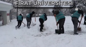 Yoğun Kar Yağışı Nedeni İle Fırat Üniversitesi Yerleşkesinin Kar Temizliği Yapıldı.
