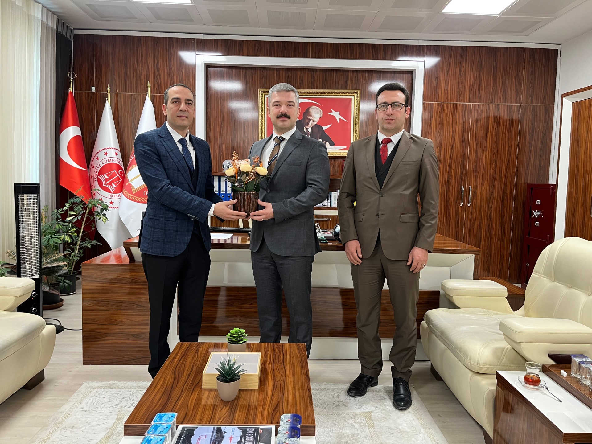 Elbistan Adalet Komisyonu Başkanı Sayın Ahmet Yaşar AKBAY, Kurum Müdürümüz Ufuk Özoğuz ve Şef Hacı Bektaş Alpay'ı kabul etti.