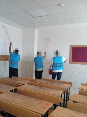 MERSİN'DE DENETİMLİ SERBESTLİK YÜKÜMLÜLERİ 6 OKULDA BOYA VE BAKIM ÇALIŞMASI YAPTI