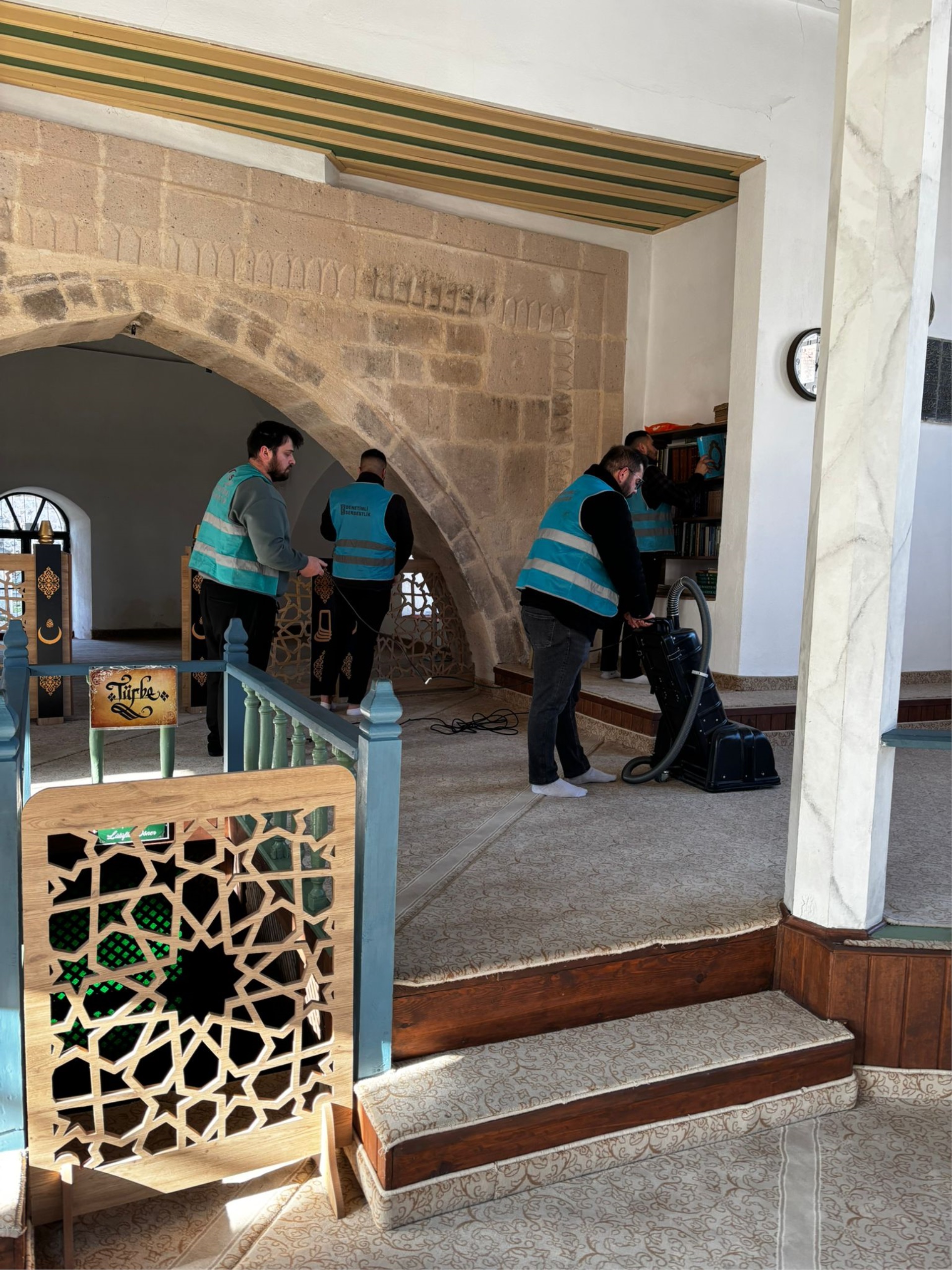 🕌 Dönenler Camii’nde Temizlik Çalışması