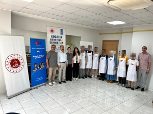 KOCAELİ’DE YÜKÜMLÜLERE BUTİK ÇİKOLATA HAZIRLAMA EĞİTİMİ VERİLDİ 