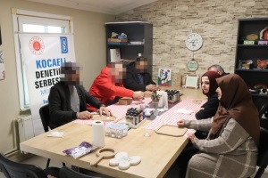 KOCAELİ’DE AHŞAP BOYAMA ETKİNLİĞİ YAPILDI