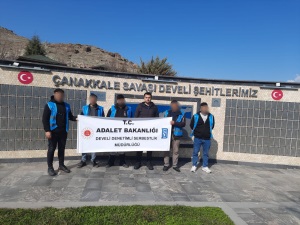 Develi Çanakkale Şehitleri Anıt Parkı'nda temizlik hizmeti gerçekleştirildi.