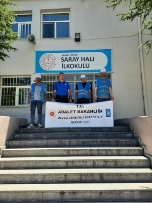 Saray Halı İlkokulunda bahçe temizliği gerçekleştirilmiş.